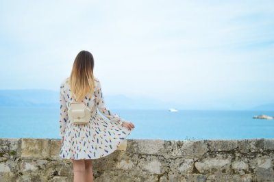 ​关于再见你好发朋友圈的说说唯美80句