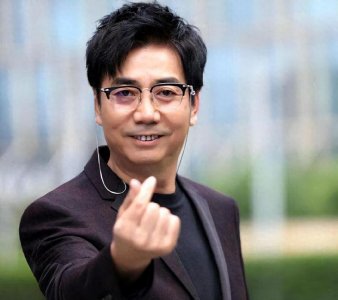 ​老戏骨范明：娶大4岁的二婚老婆，继子成全家骄傲也是国家的骄傲