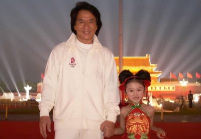 ​6岁被成龙抱着上春晚，却因长相被骂退圈出国，如今陆子艺怎样了