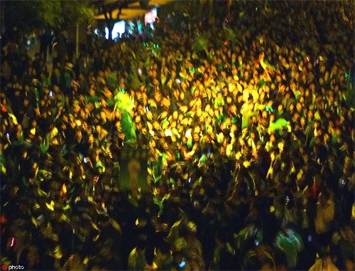 国安迎夺冠十周年，重温2009年老照片，球迷走上街头全城狂欢