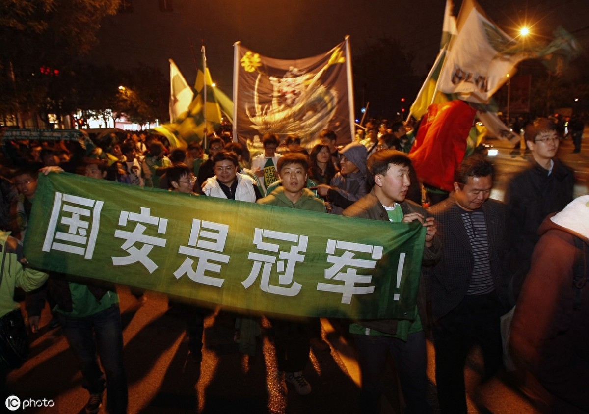 国安迎夺冠十周年，重温2009年老照片，球迷走上街头全城狂欢
