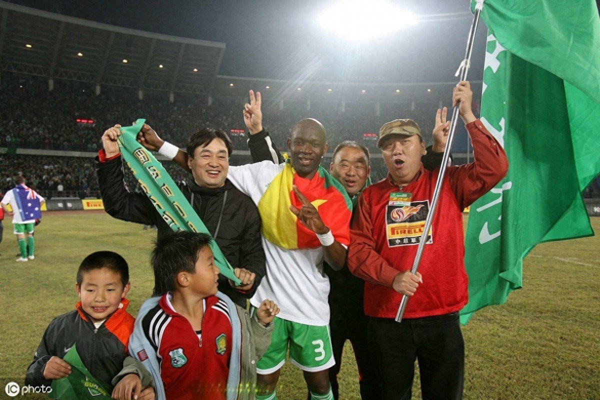 国安迎夺冠十周年，重温2009年老照片，球迷走上街头全城狂欢