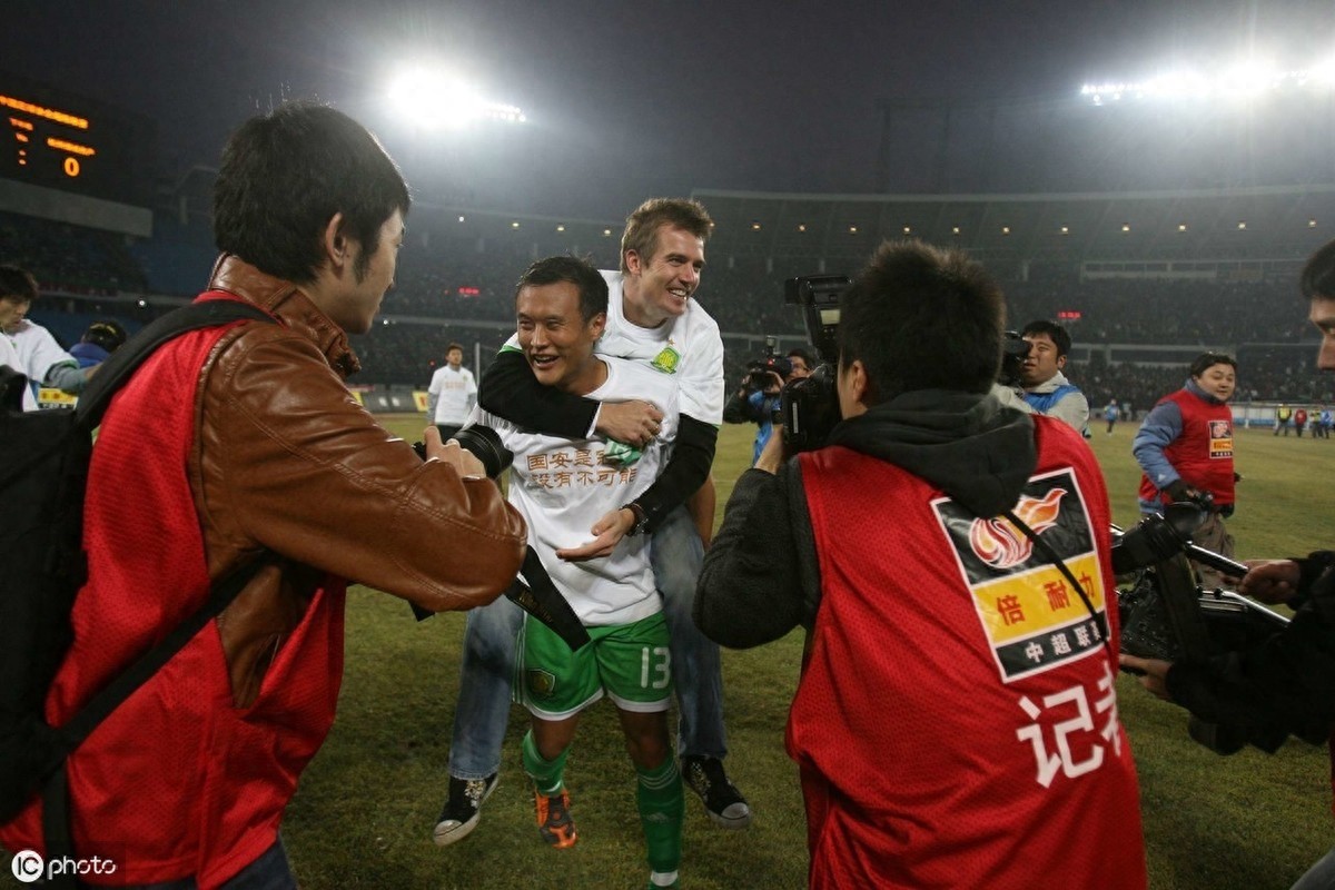 国安迎夺冠十周年，重温2009年老照片，球迷走上街头全城狂欢