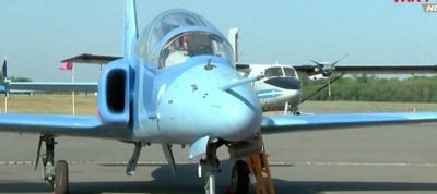 ​缅甸空军战机被击中冒烟坠落，两名飞行员跳伞逃生