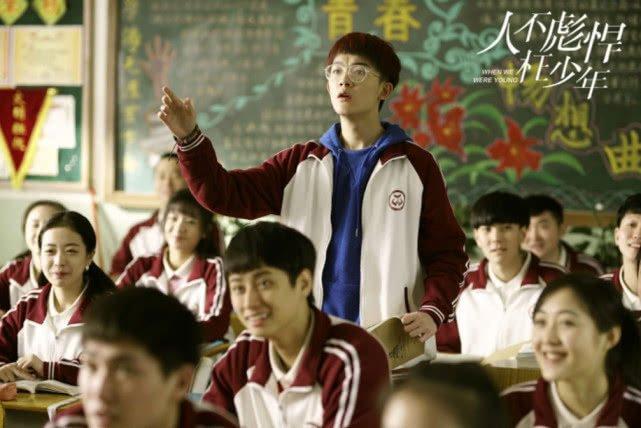 侯明昊新剧上线，《人不彪悍枉少年》，网友：这才是我们的青春