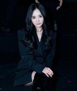 ​离婚后的杨幂终于不再凹少女人设，气场开始“黑化”，太真实