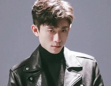 ​张一山展现银发新造型 引发网友热议