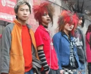 ​他曾经创办了“葬爱家族”如今更是被誉为“杀马特教父”