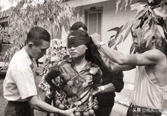 残酷的越南战争老照片,消耗的弹药堆成山,女俘虏身上绑满手雷