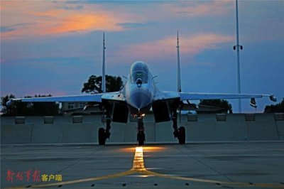 ​暗夜出击！海军航空兵某团开展夜间多课目飞行训练