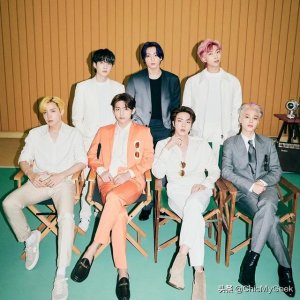 ​BTS防弹少年团惊现荒唐照！卧室床下出现女人的脚，还有保险套