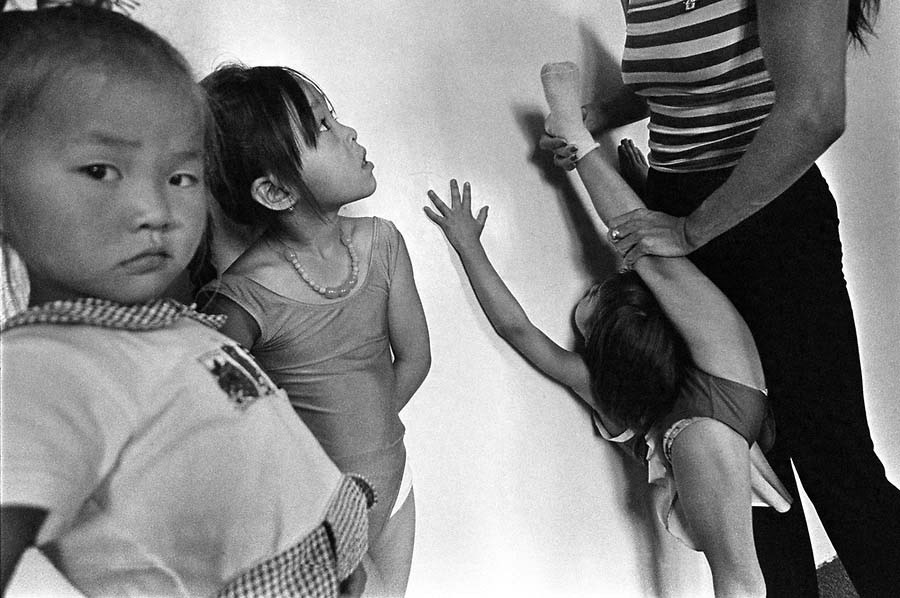 残酷的童年,练柔术的蒙古女孩