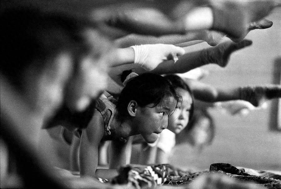 残酷的童年,练柔术的蒙古女孩