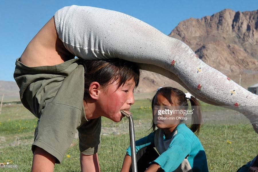 残酷的童年,练柔术的蒙古女孩
