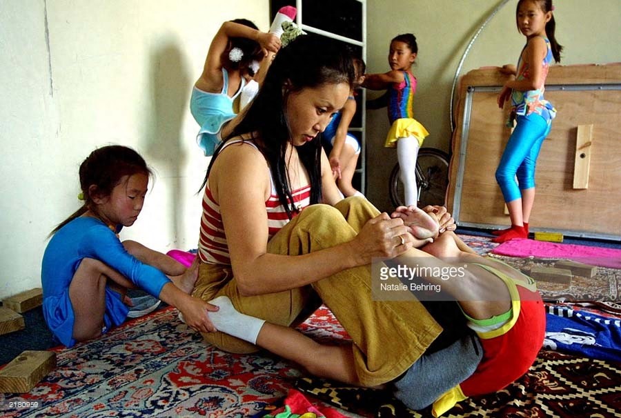 残酷的童年,练柔术的蒙古女孩