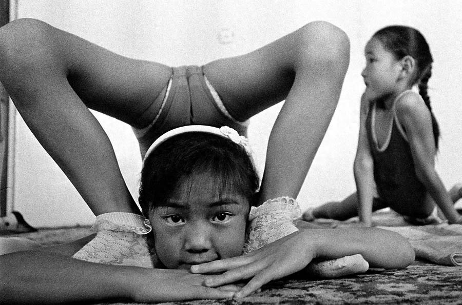 残酷的童年,练柔术的蒙古女孩