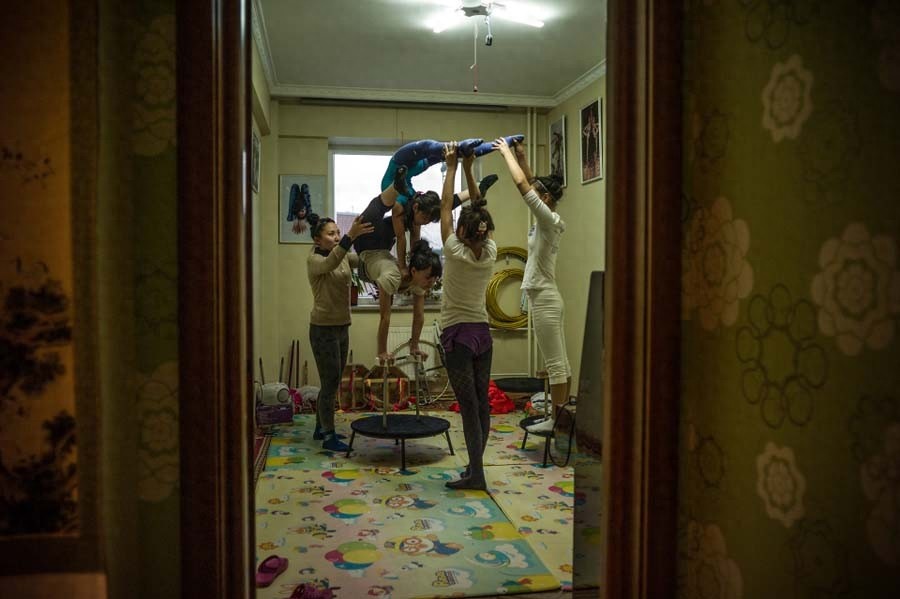 残酷的童年,练柔术的蒙古女孩