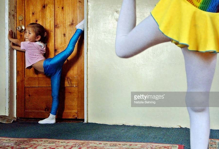 残酷的童年,练柔术的蒙古女孩