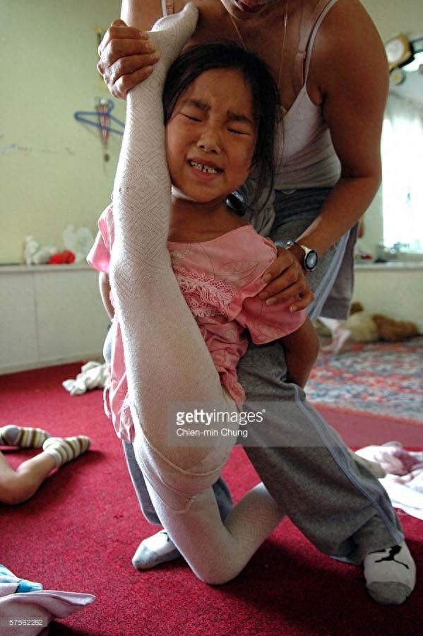 残酷的童年,练柔术的蒙古女孩