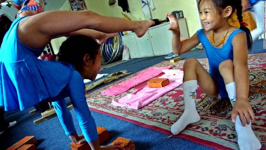 残酷的童年,练柔术的蒙古女孩