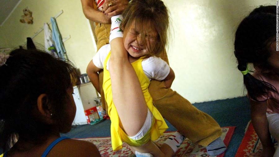 残酷的童年,练柔术的蒙古女孩