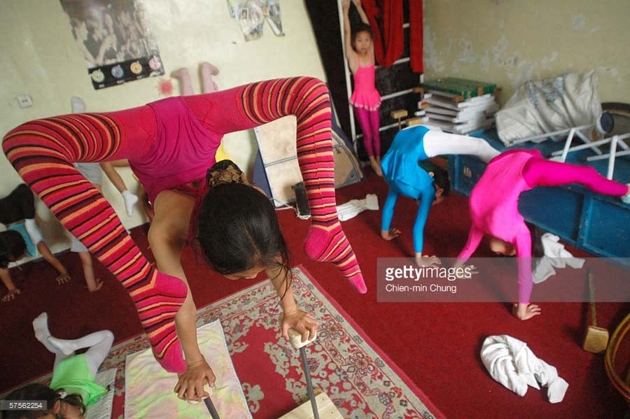 残酷的童年,练柔术的蒙古女孩