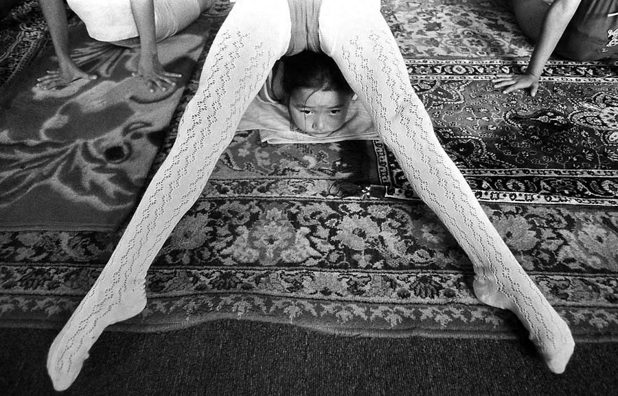 残酷的童年,练柔术的蒙古女孩