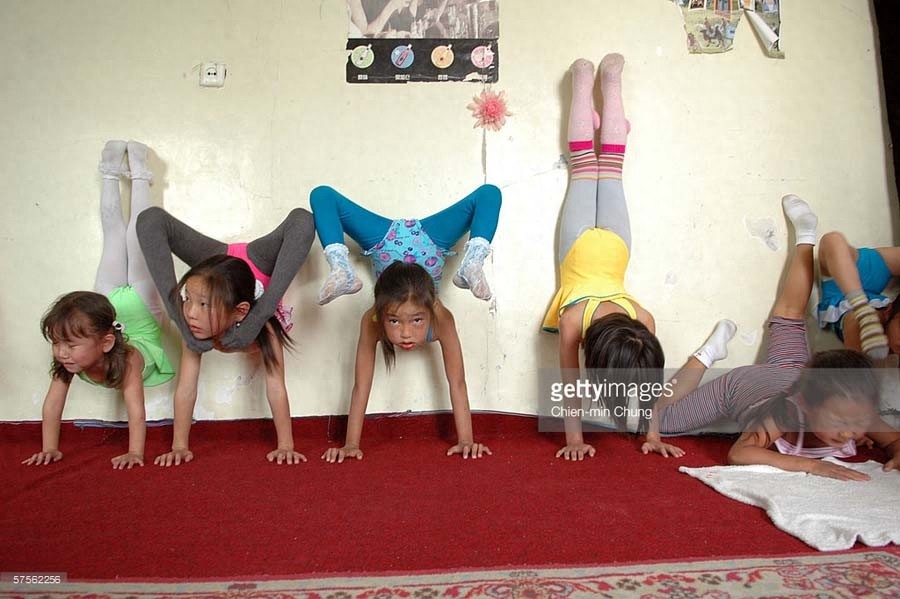 残酷的童年,练柔术的蒙古女孩