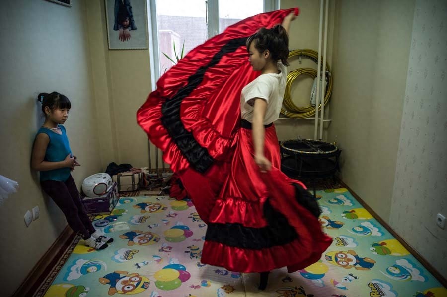 残酷的童年,练柔术的蒙古女孩