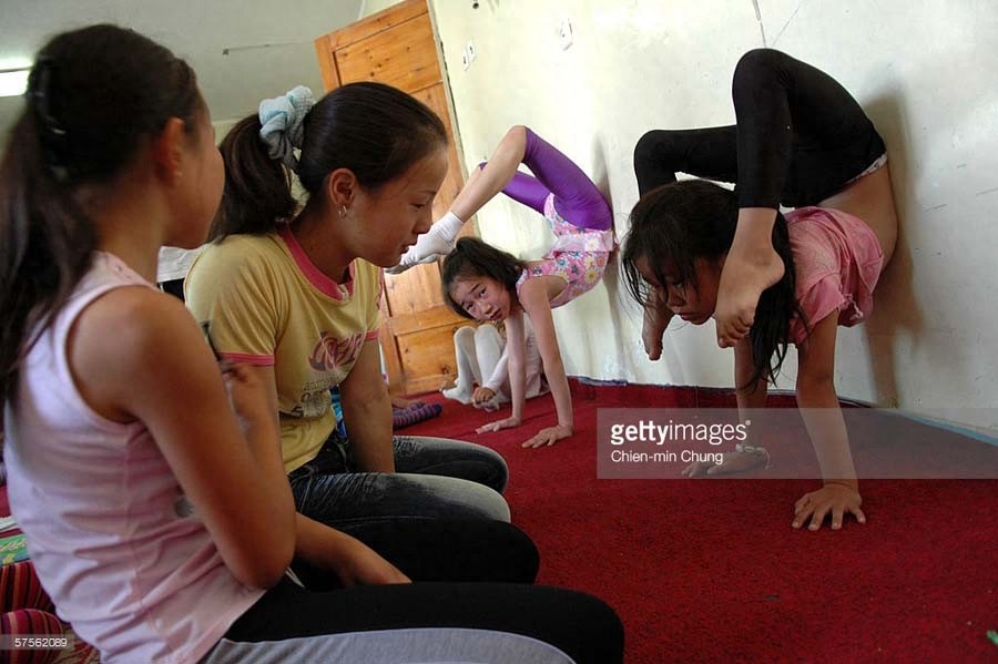 残酷的童年,练柔术的蒙古女孩