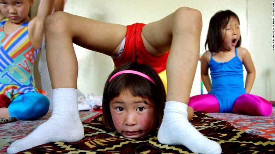 残酷的童年,练柔术的蒙古女孩