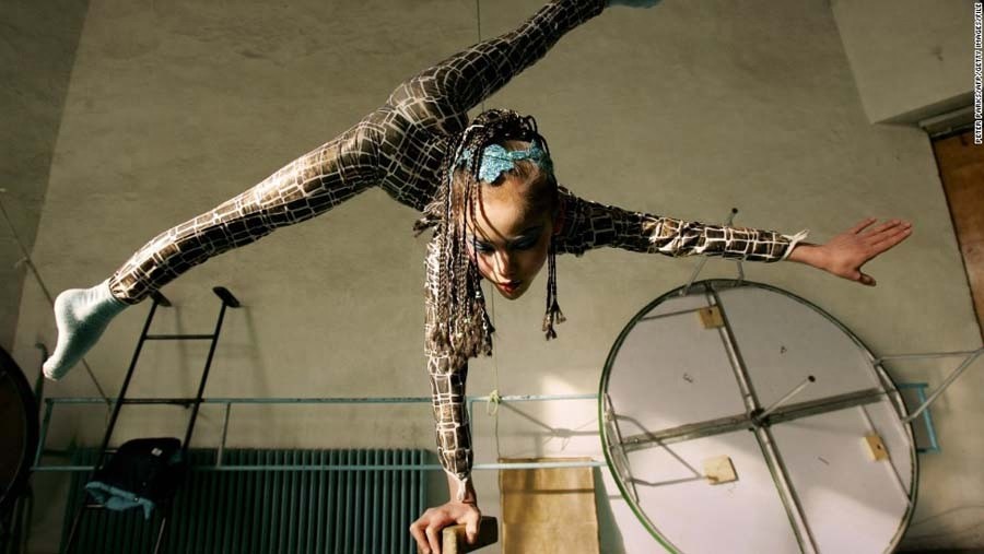 残酷的童年,练柔术的蒙古女孩