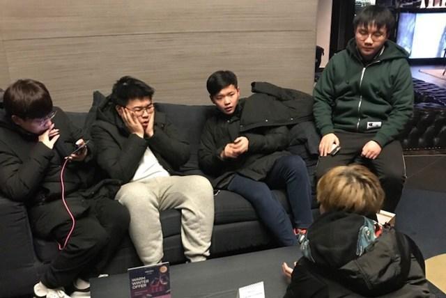 韦神“黑屏”直播比赛引网友热议?网友:4AM流量太真实了!!