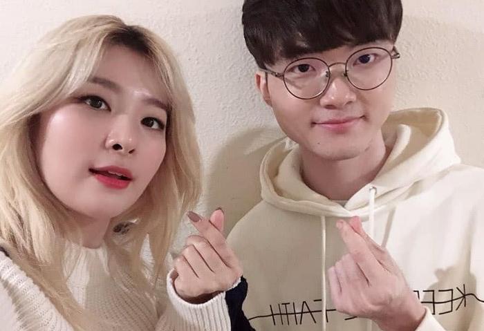 终究是忘了恩静？Faker和韩国美女合照比心，网友：大猪蹄子