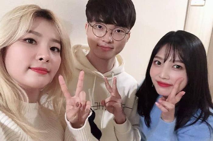 终究是忘了恩静？Faker和韩国美女合照比心，网友：大猪蹄子