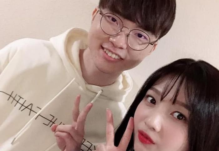 终究是忘了恩静？Faker和韩国美女合照比心，网友：大猪蹄子