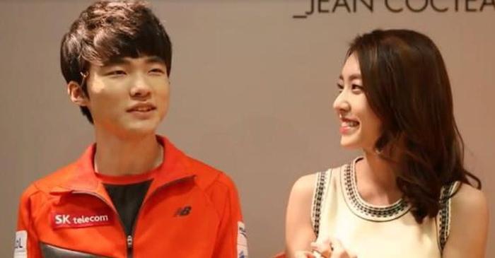 终究是忘了恩静？Faker和韩国美女合照比心，网友：大猪蹄子