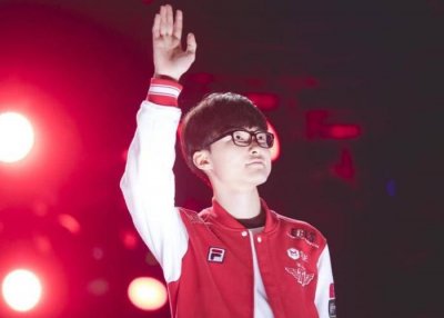 ​终究是忘了恩静？Faker和韩国美女合照比心，网友：大猪蹄子