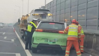 ​高速停车查导航？一乘客牙被撞掉！