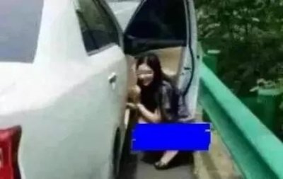 ​十一长假堵车悲剧！女子高速公路上就地小便引发争议
