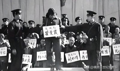 ​翟曼霞因裸游被抓，交男友18个，以流氓罪被执行枪决，你说冤不冤