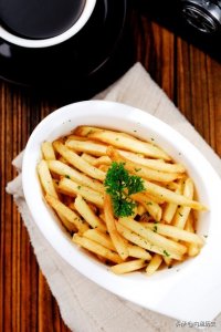 ​炸薯条时，有人焯水，有人冷冻，都错了，只需一步薯条香酥不发软