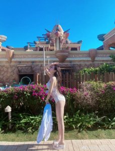 ​29岁郭美美晒辣照脸僵大变样？细腰宽臀气球胸，美腿白皙赛超模