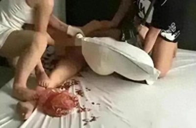 ​故事女子扒光小三衣服并往下体塞辣椒粉，随后将其游街