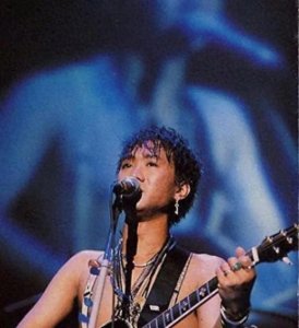 ​黄家驹墓地被毁，遗照受辱：黄贯中叶世荣愤然反击！此人必遭天谴