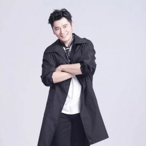 ​钱枫终于瘦了！穿西装拍大片帅气逼人，曾30天瘦20斤太努力