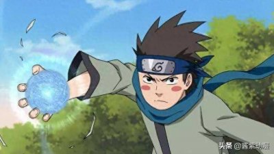 ​三代火影的儿子猿飞阿斯玛在木叶很优秀，在主角团却很菜