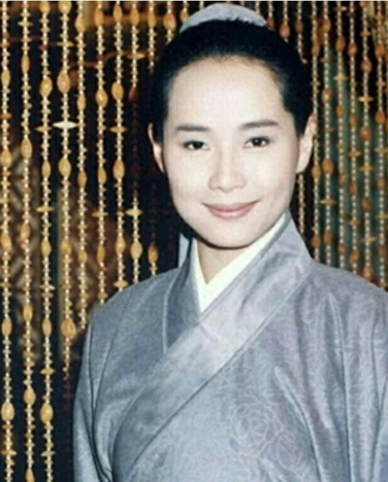 “小女花不弃”邢恩终于回归女装，造型难改，花费六、七个小时