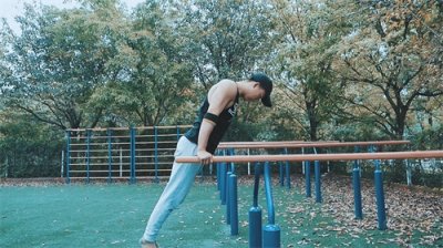 ​健身新手如何突破双杠屈臂撑？只需掌握4个要点，一看就会