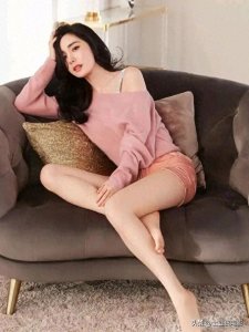 ​穿黑丝的杨幂简直美爆了，屏幕都被美腿填满！